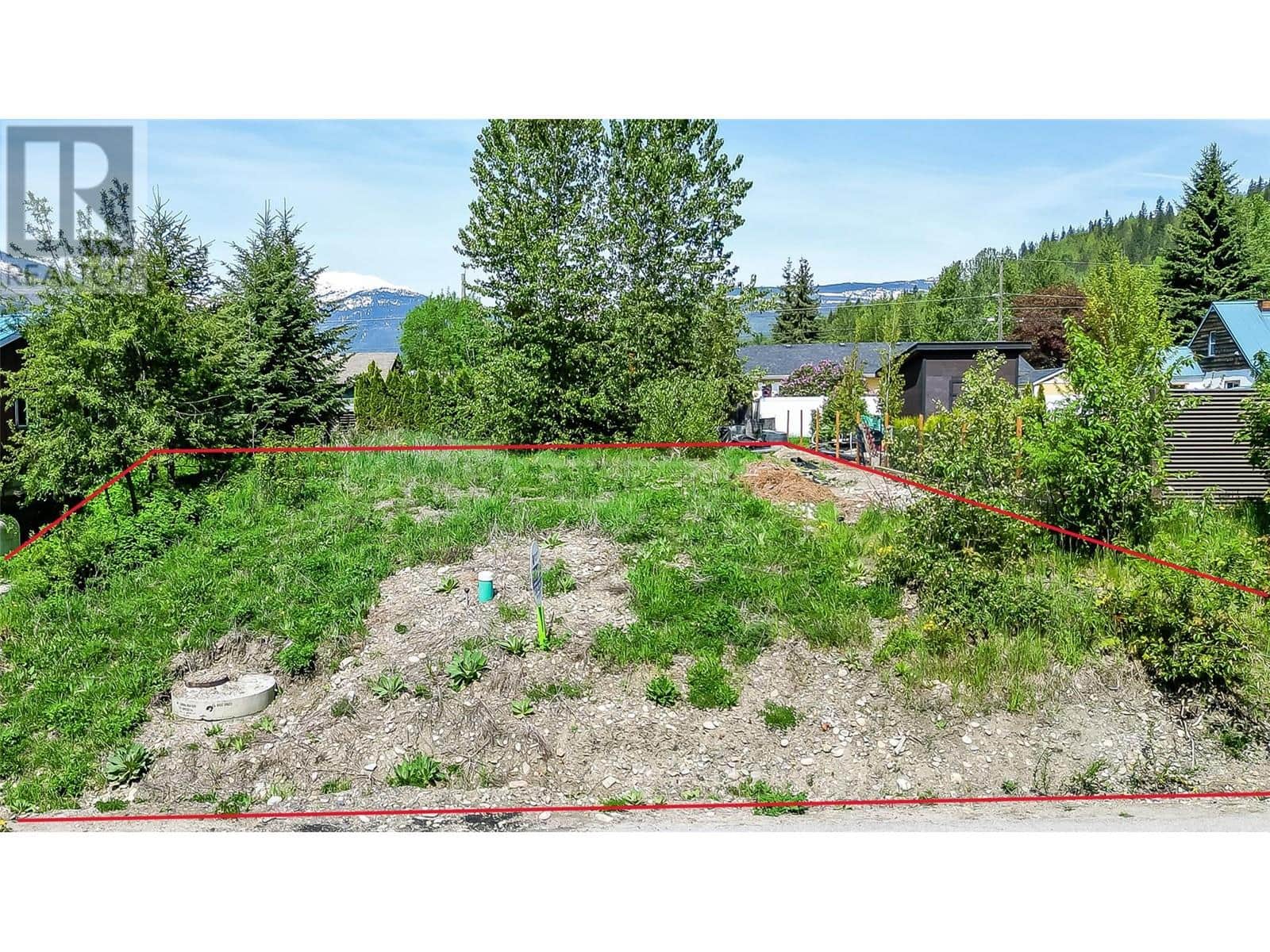 307 Humbert Street - Photo 4 of 6, Revelstoke, British Columbia