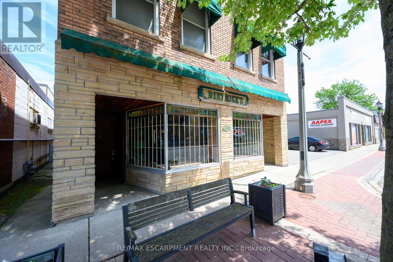 24 CROSS STREET — Welland (Welland Downtown), Ontario - Photo 2 of 40