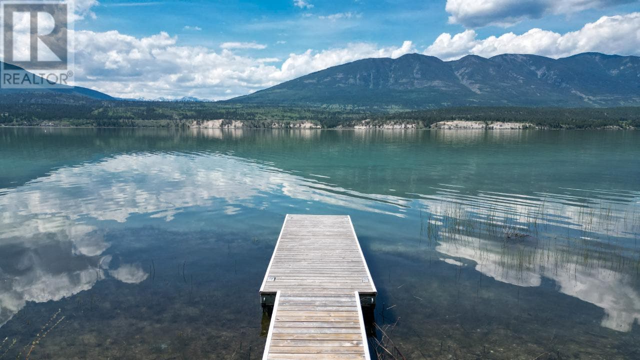 8695 COTTAGE Lane — Canal Flats, British Columbia - Main photo