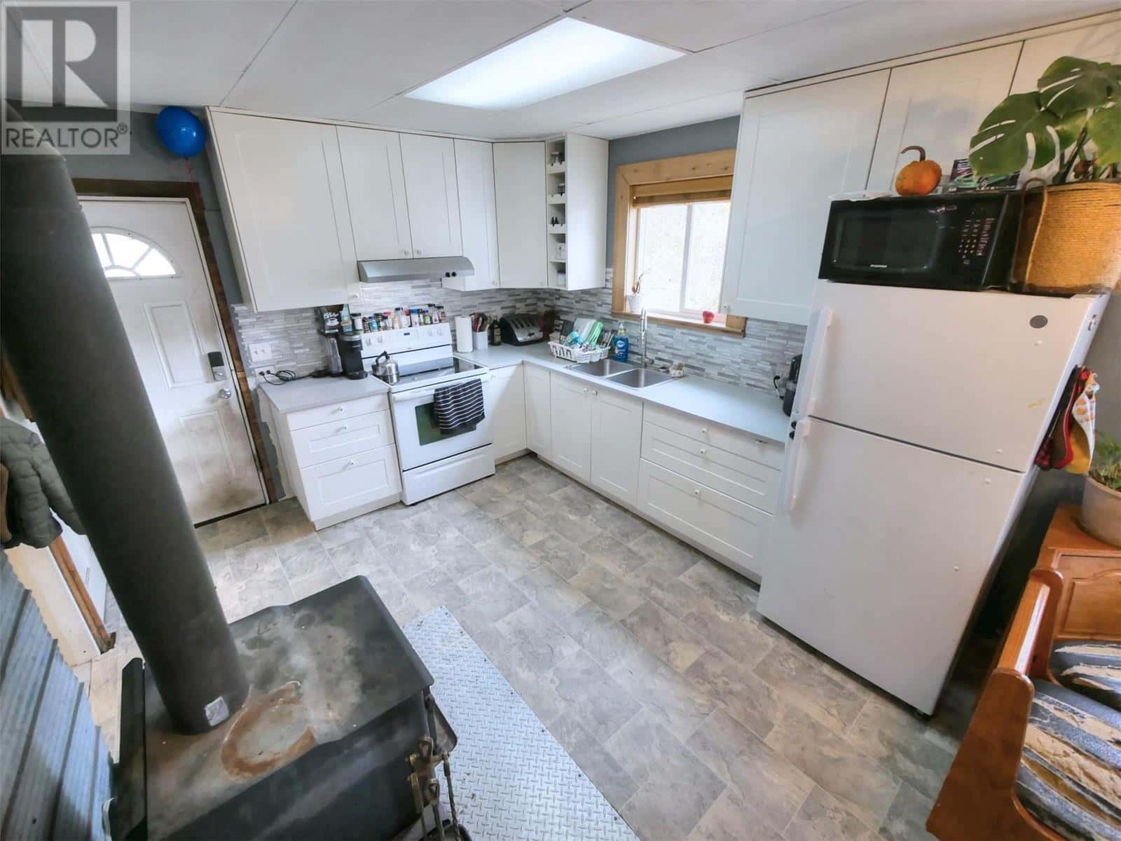 1322 Glendale Avenue — Salmo, British Columbia - Photo 2 of 12