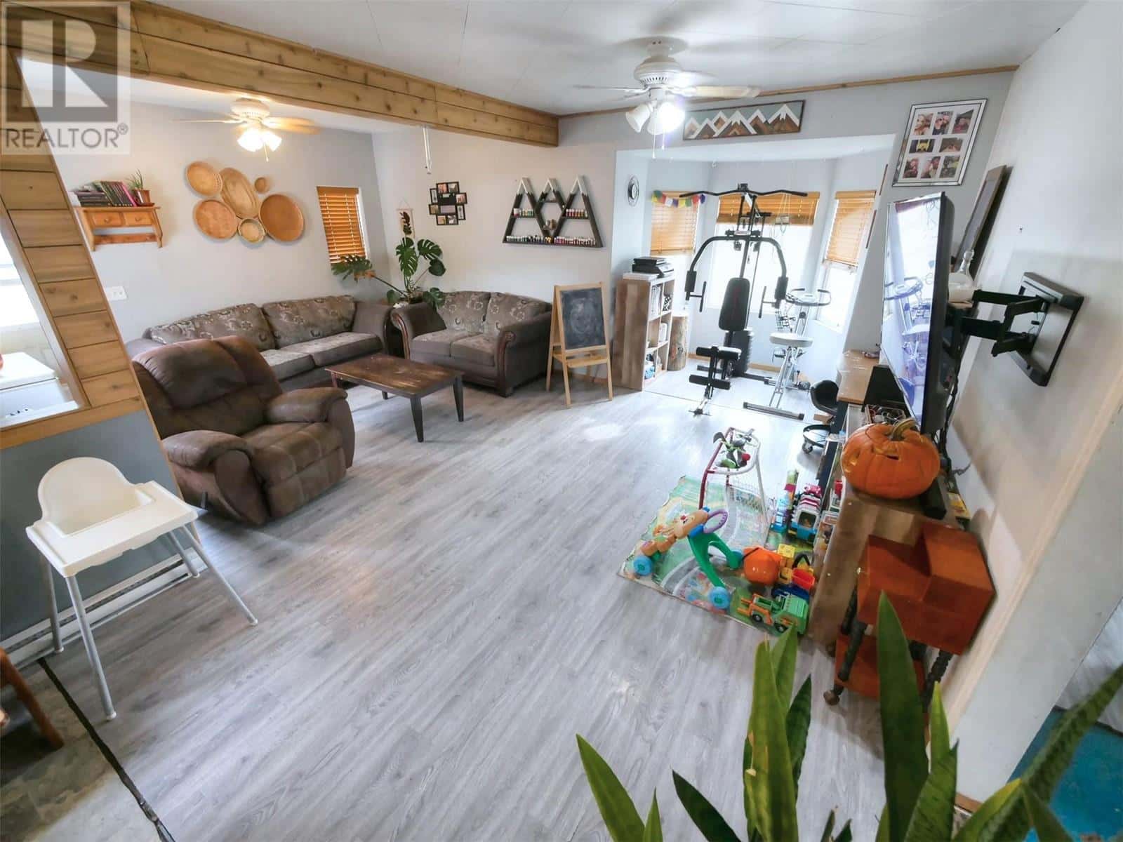 1322 Glendale Avenue — Salmo, British Columbia - Photo 4 of 12