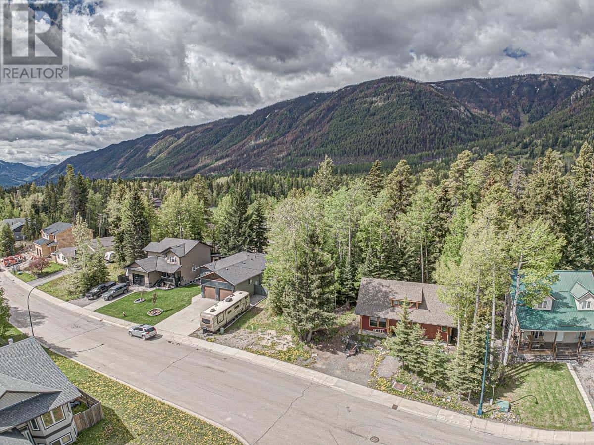 1323 WILDWOOD Drive — Sparwood, British Columbia - Photo 2 of 12