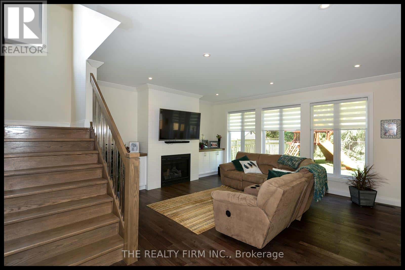 289 KING STREET — Southwest Middlesex (Glencoe), Ontario - Photo 2 of 27