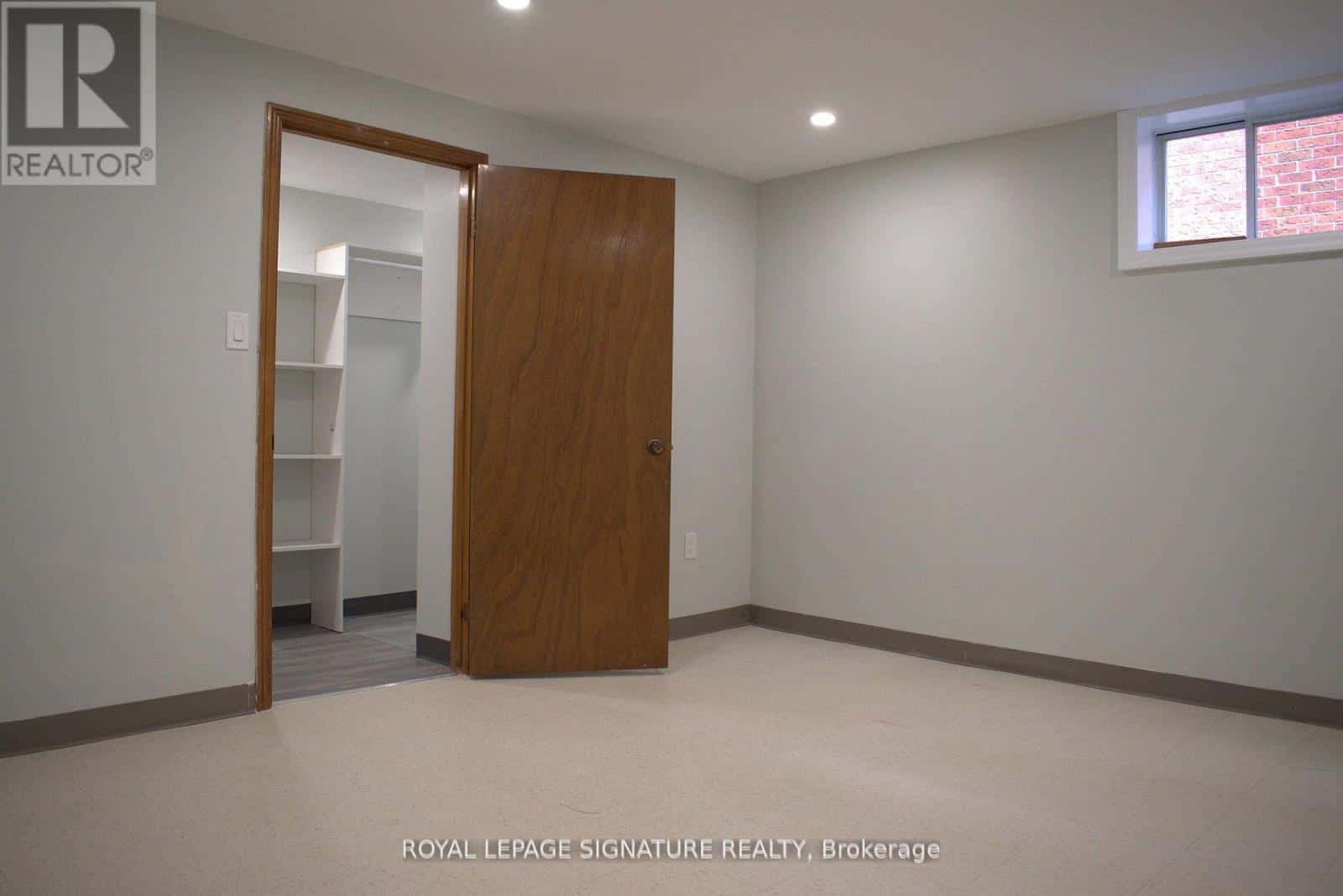 Hamilton (Gilkson), Ontario — Hamilton (Gilkson), Ontario - Photo 4 of 19