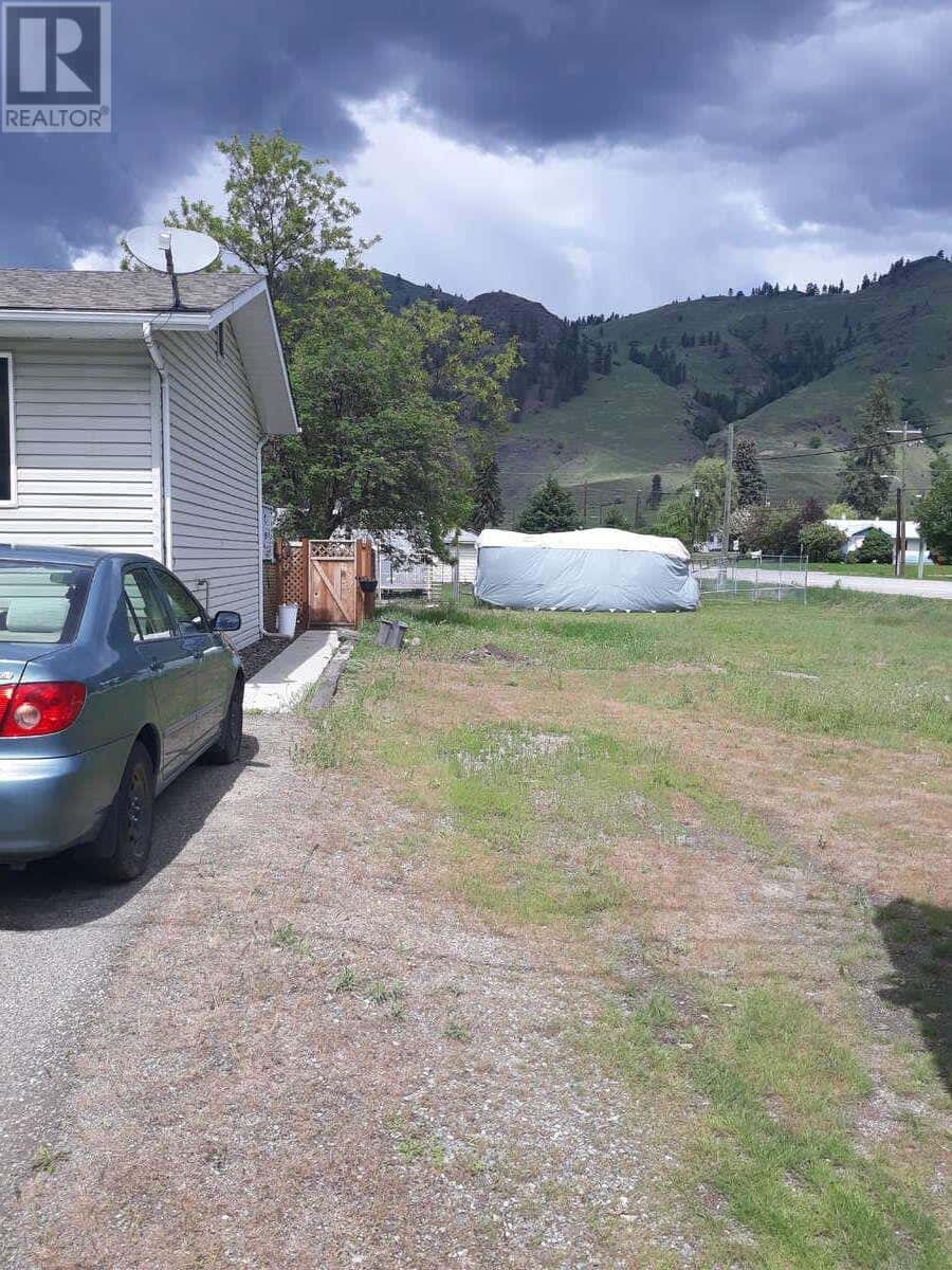 607 6 Avenue — Midway, British Columbia - Photo 2 of 3