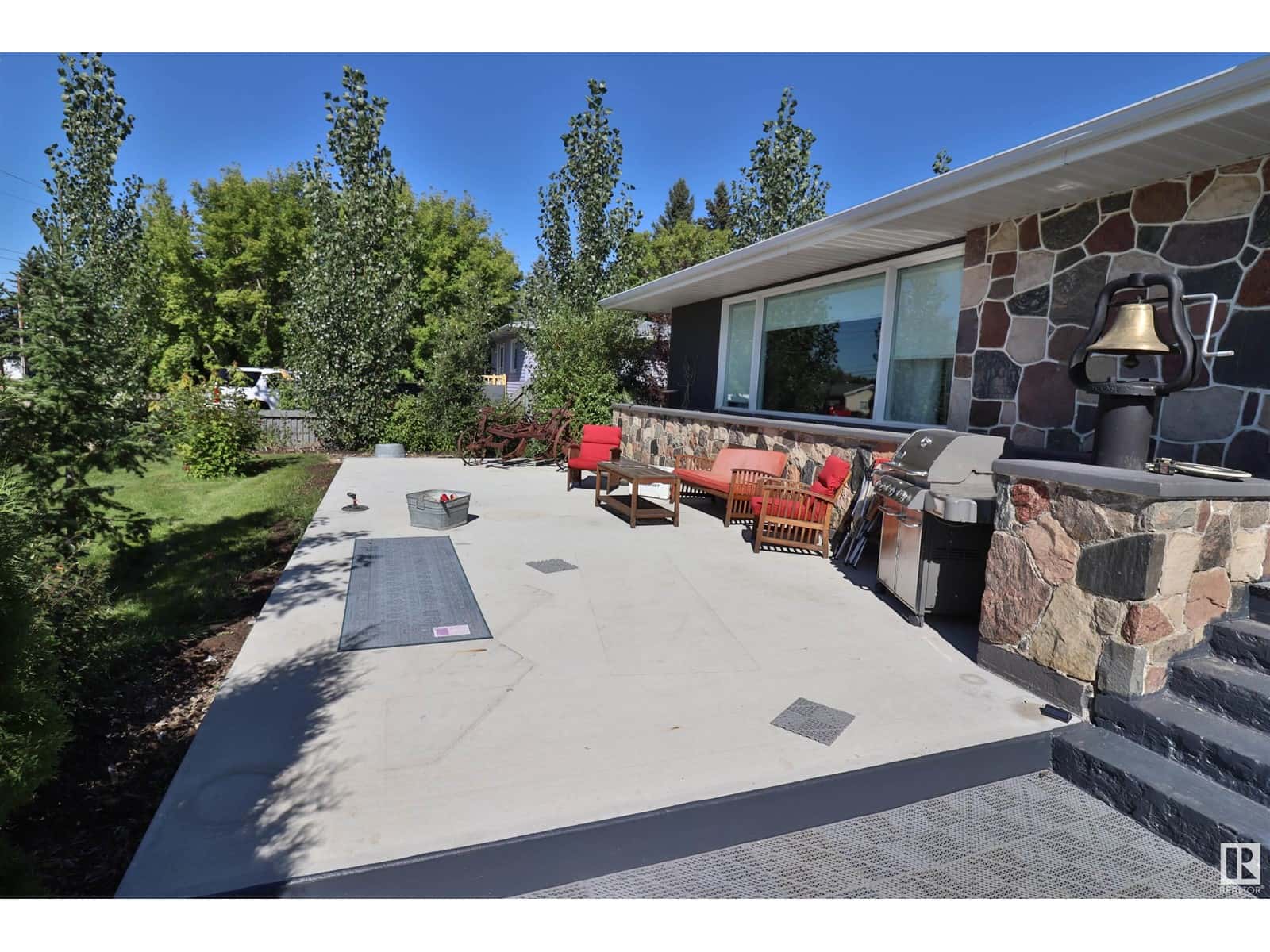 4601 52 ST — Thorsby, Alberta - Photo 3 of 38