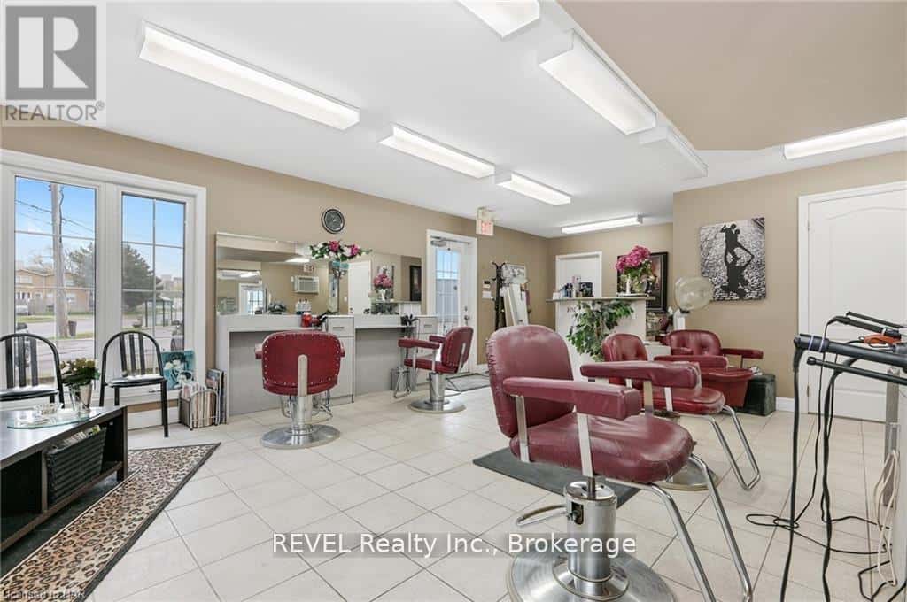 407 VINE STREET — St. Catharines (Vine/Linwell), Ontario - Photo 3 of 18