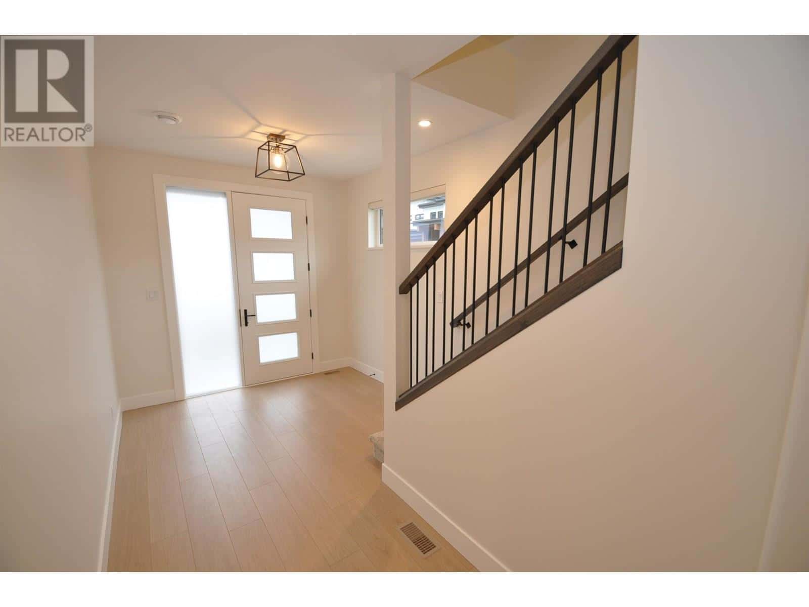 910 LAKESIDE Drive Unit# 107 — Nelson, British Columbia - Photo 5 of 39