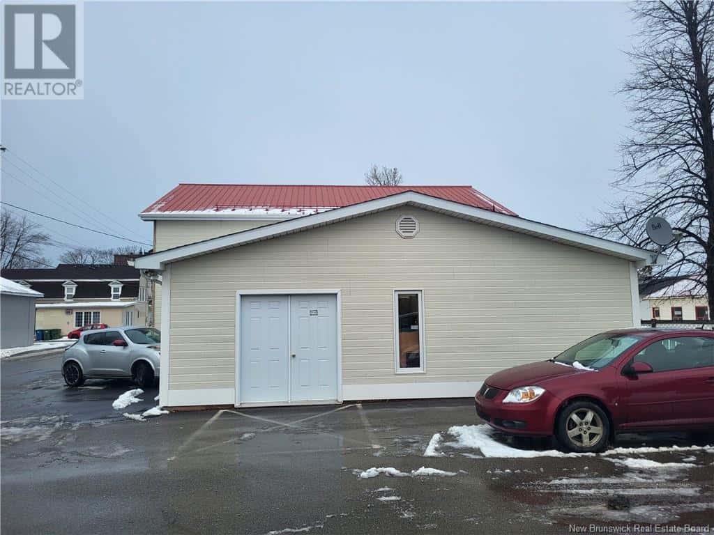 140 10 Eme Street — Shippagan, New Brunswick - Photo 4 of 5