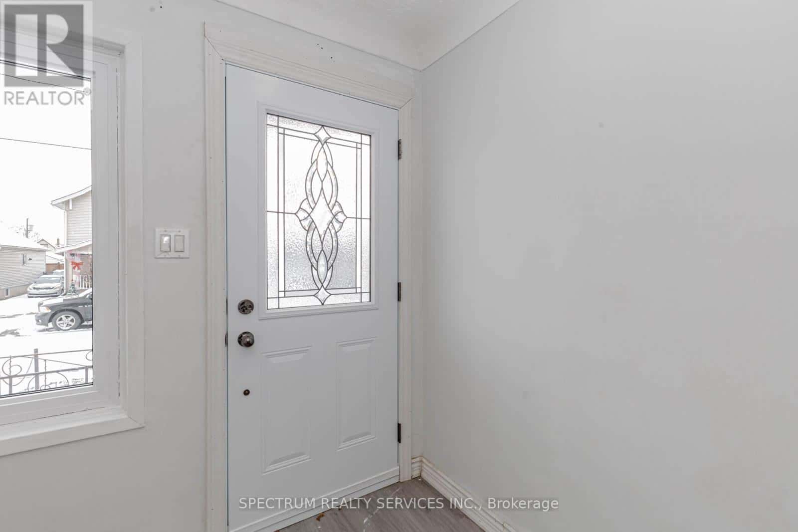 55 HAMILTON STREET — St. Catharines (Western Hill), Ontario - Photo 4 of 28