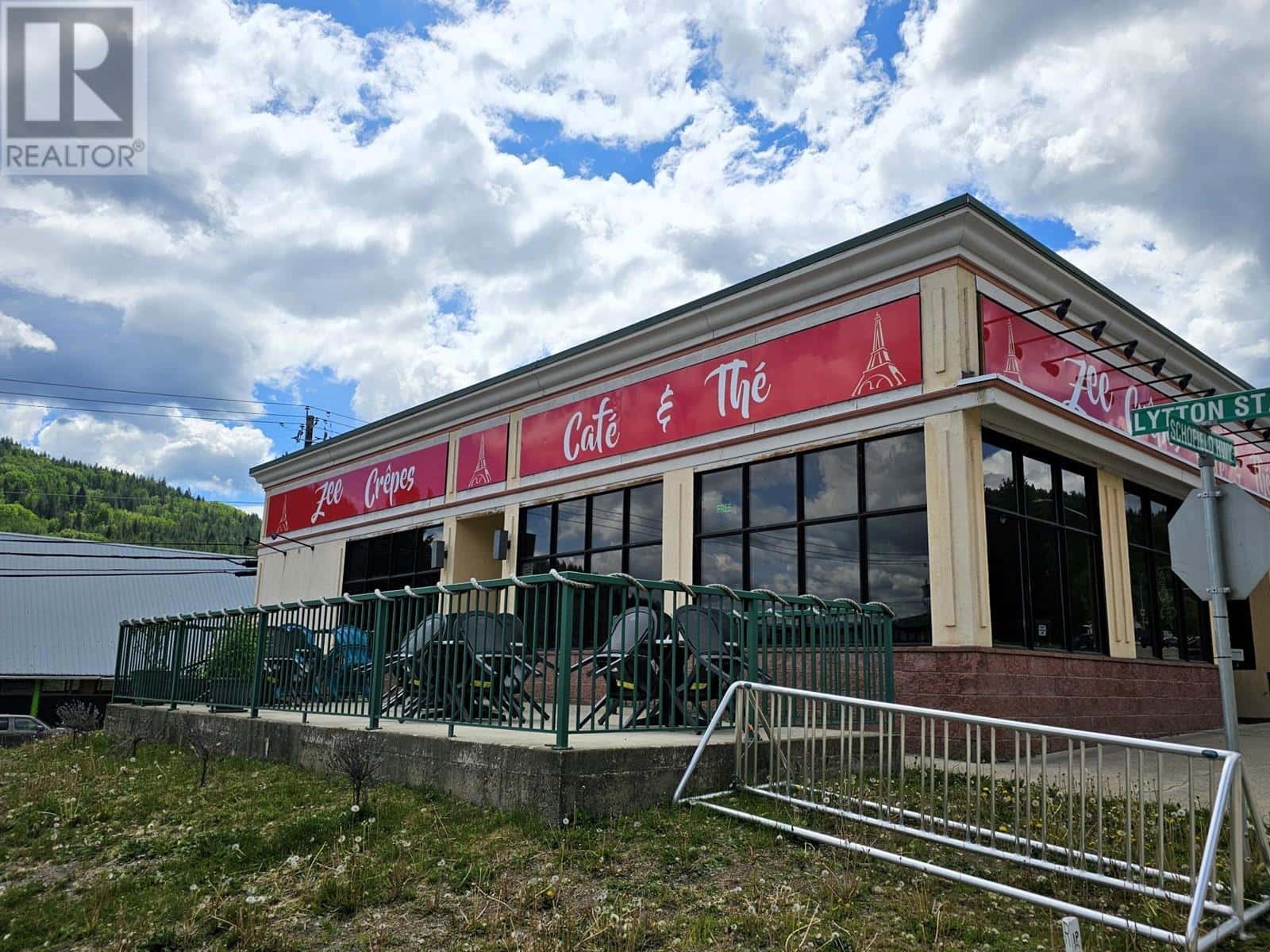 760 Schofield Highway — Warfield, British Columbia - Photo 2 of 36