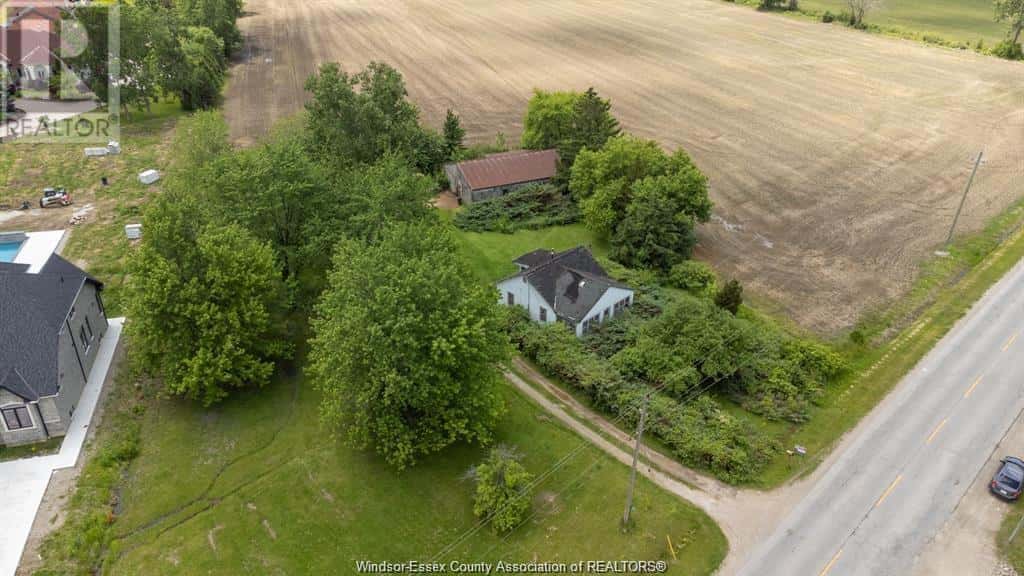 5075 NORTH TALBOT ROAD — Tecumseh, Ontario - Photo 3 of 4