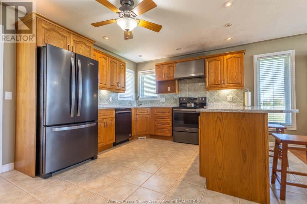 1365 FERRIS — Harrow, Ontario - Photo 3 of 49