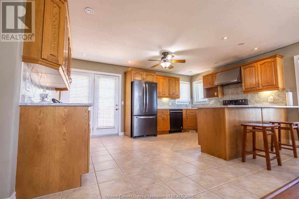 1365 FERRIS — Harrow, Ontario - Photo 4 of 49