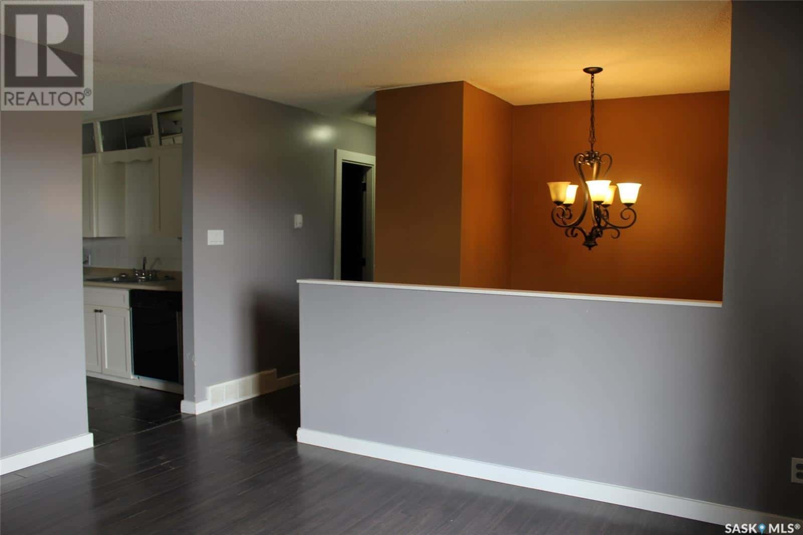 581 3rd STREET W — Shaunavon, Saskatchewan - Photo 4 of 26