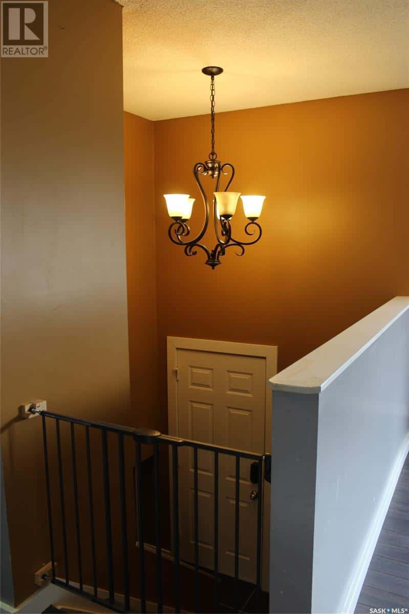 581 3rd STREET W — Shaunavon, Saskatchewan - Photo 5 of 26