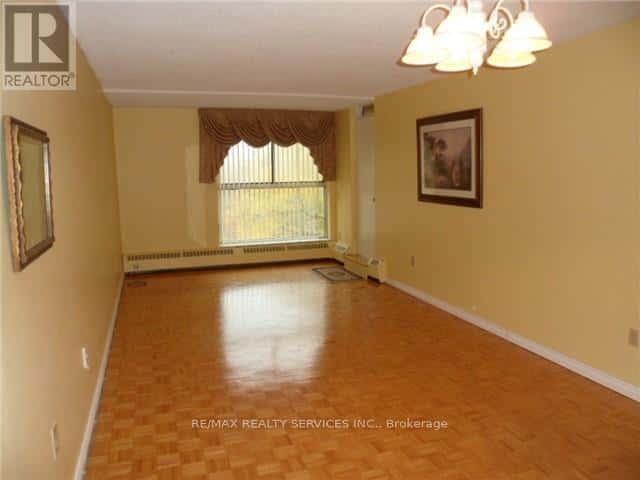 409 - 4689 JANE STREET — Toronto (Black Creek), Ontario - Photo 2 of 17