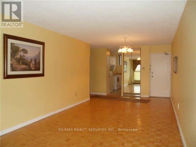 409 - 4689 JANE STREET — Toronto (Black Creek), Ontario - Photo 3 of 17