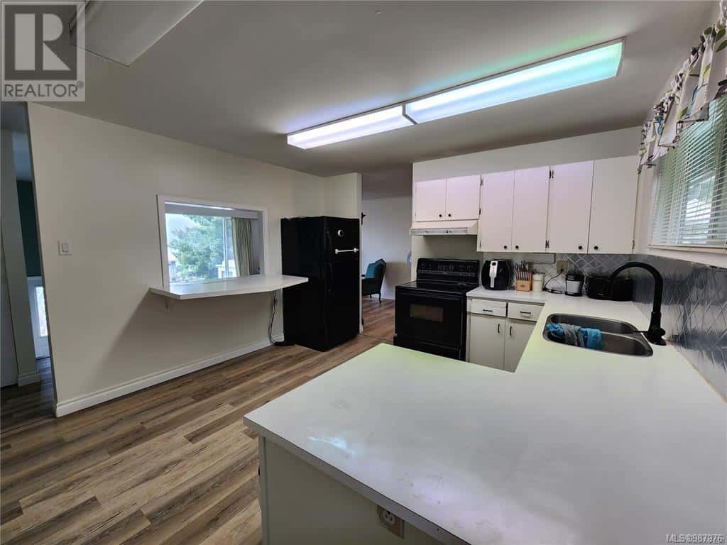 925 Haida Ave — Port Alice, British Columbia - Photo 5 of 42