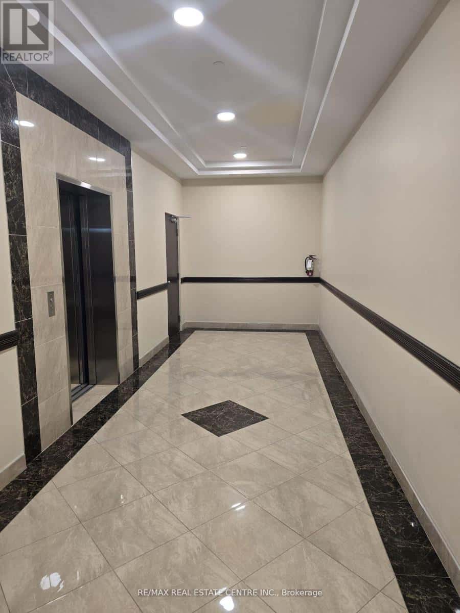 8A - 30 TOPFLIGHT DRIVE — Mississauga (Gateway), Ontario - Photo 4 of 19