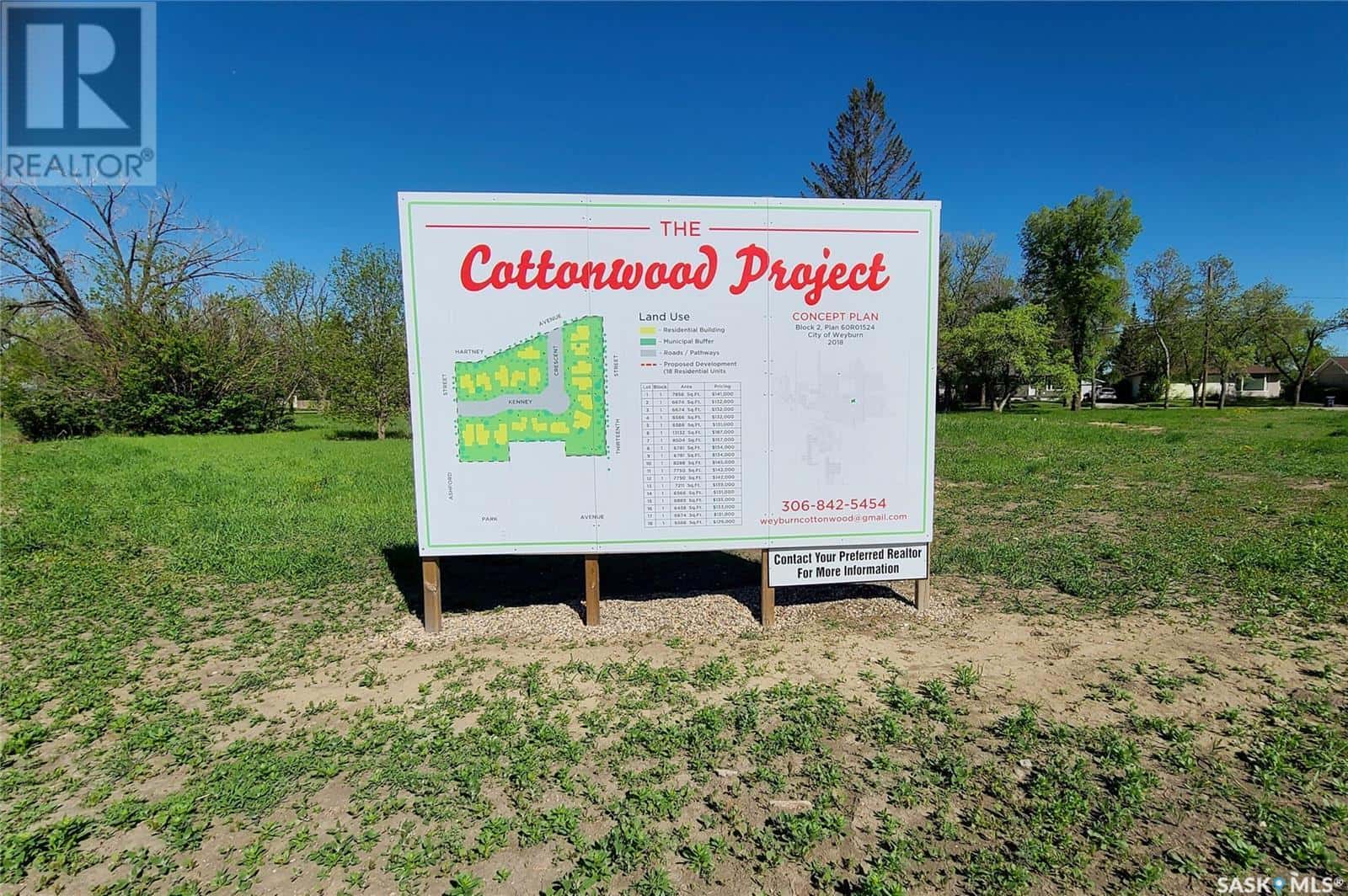 32 KENNEY CRESCENT — Weyburn, Saskatchewan - Photo 2 of 9