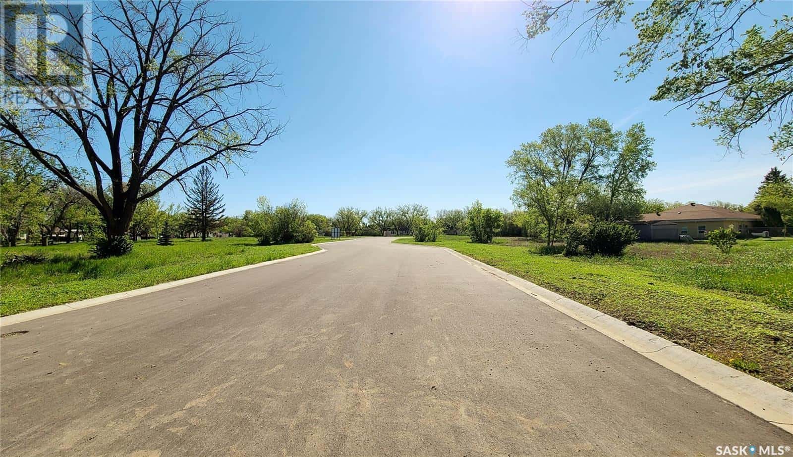 32 KENNEY CRESCENT — Weyburn, Saskatchewan - Photo 4 of 9