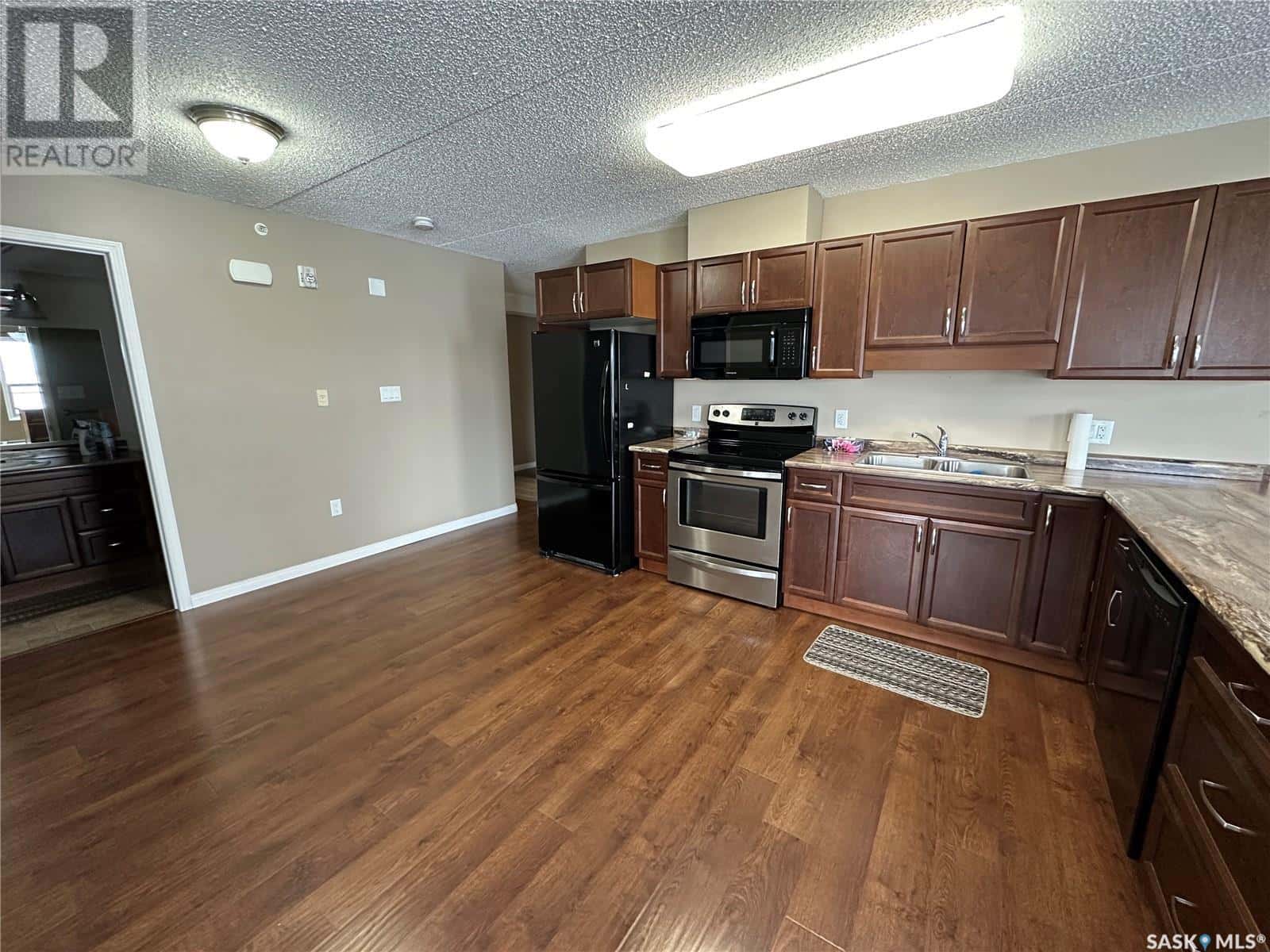 208 825 5th STREET NE — Weyburn, Saskatchewan - Photo 2 of 22