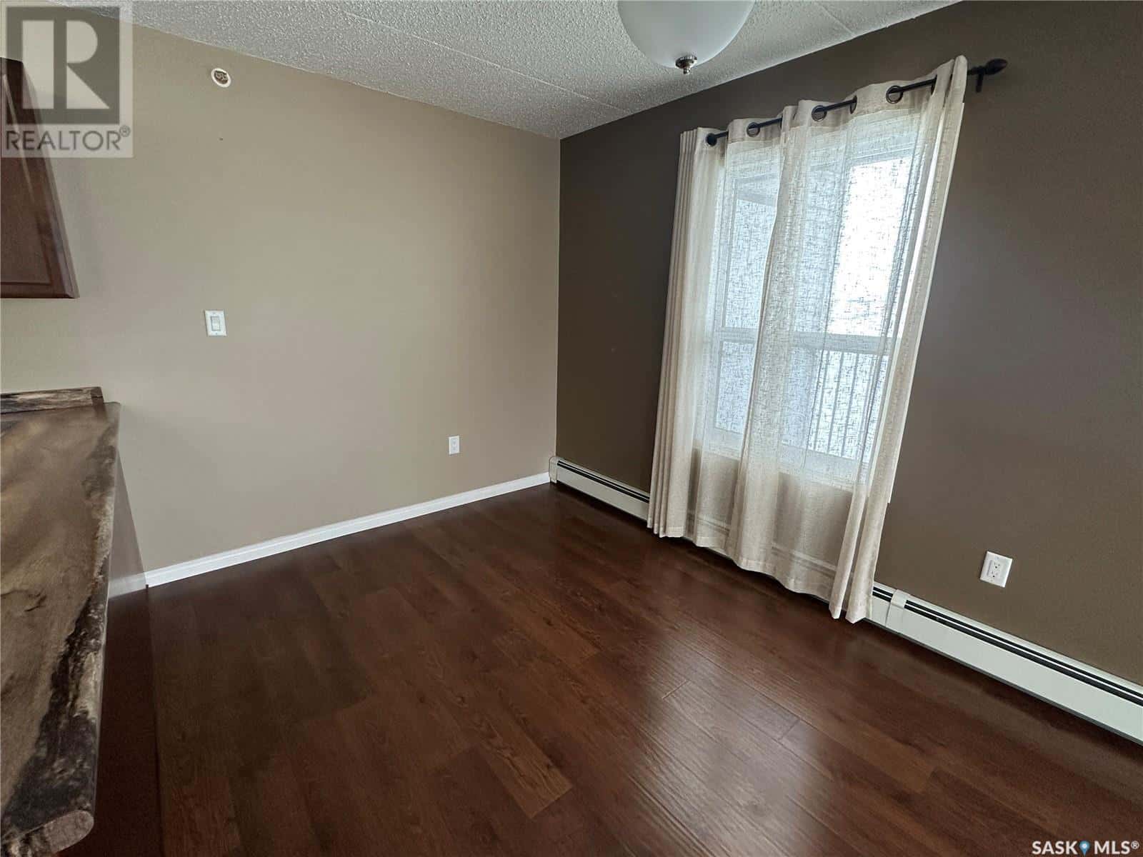 208 825 5th STREET NE — Weyburn, Saskatchewan - Photo 5 of 22