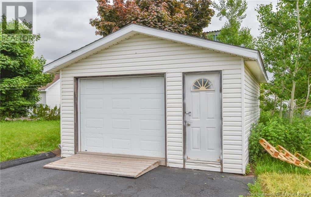 142 5 Eme Rue — Shippagan, New Brunswick - Photo 2 of 29