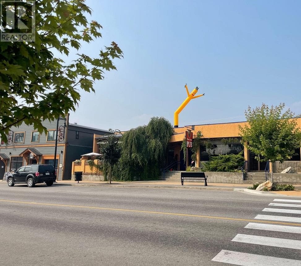 401 Broadway Street — Nakusp, British Columbia - Main photo