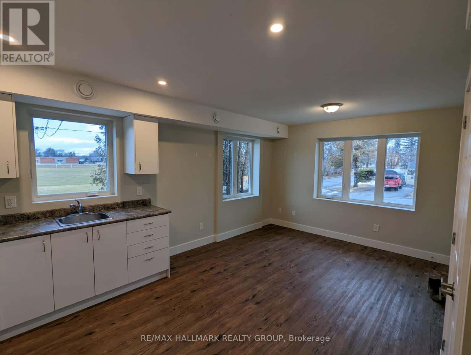 100 WELLAND STREET — Perth, Ontario - Photo 3 of 7