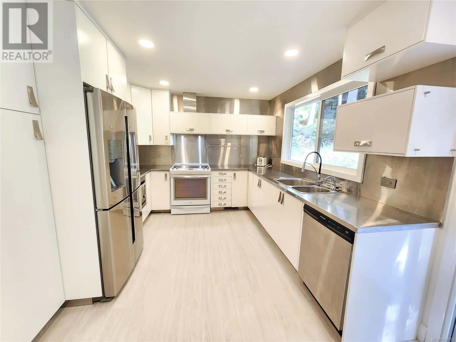 1040 Harrison Way — Gabriola Island, British Columbia - Photo 4 of 16