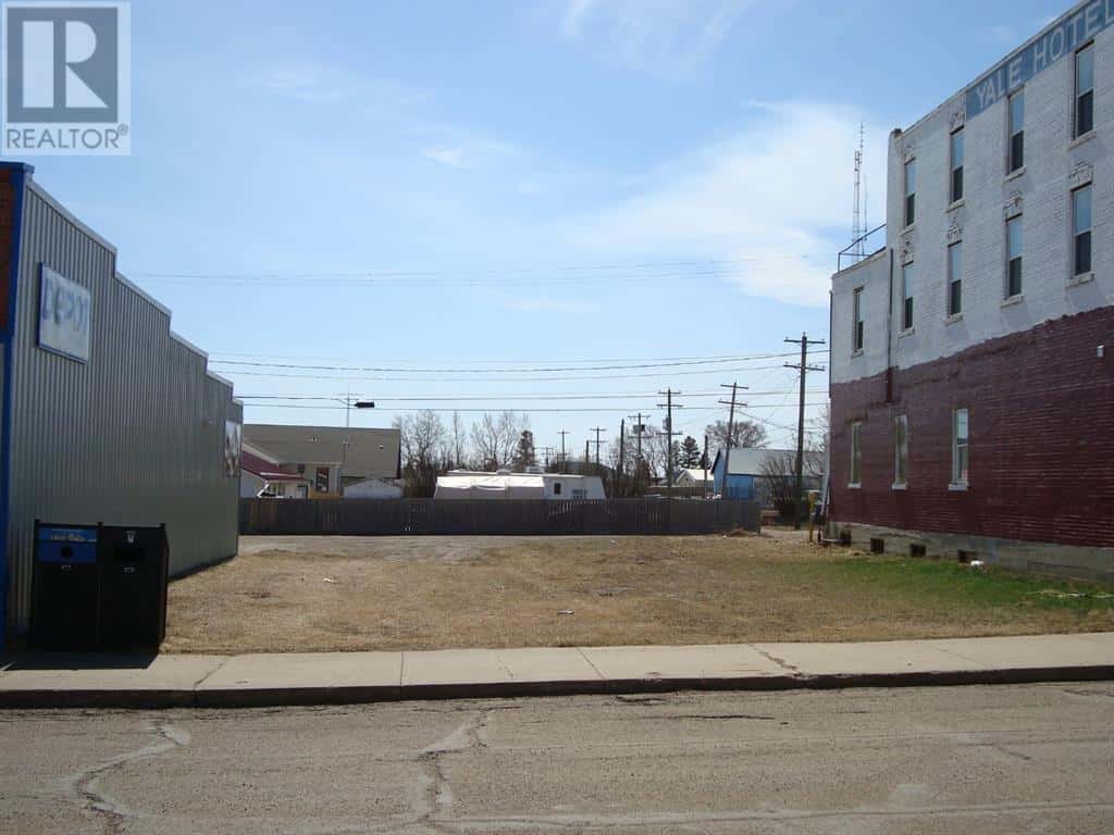 207,209 Main Street — Trochu, Alberta - Photo 3 of 19