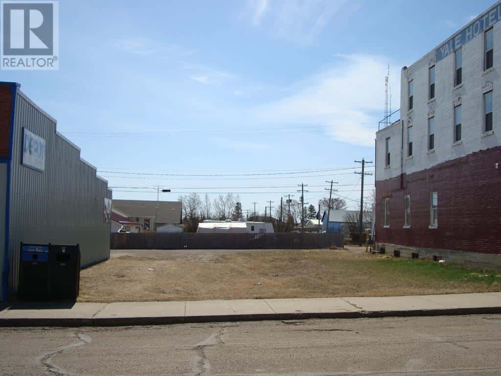 207,209 Main Street — Trochu, Alberta - Photo 2 of 19