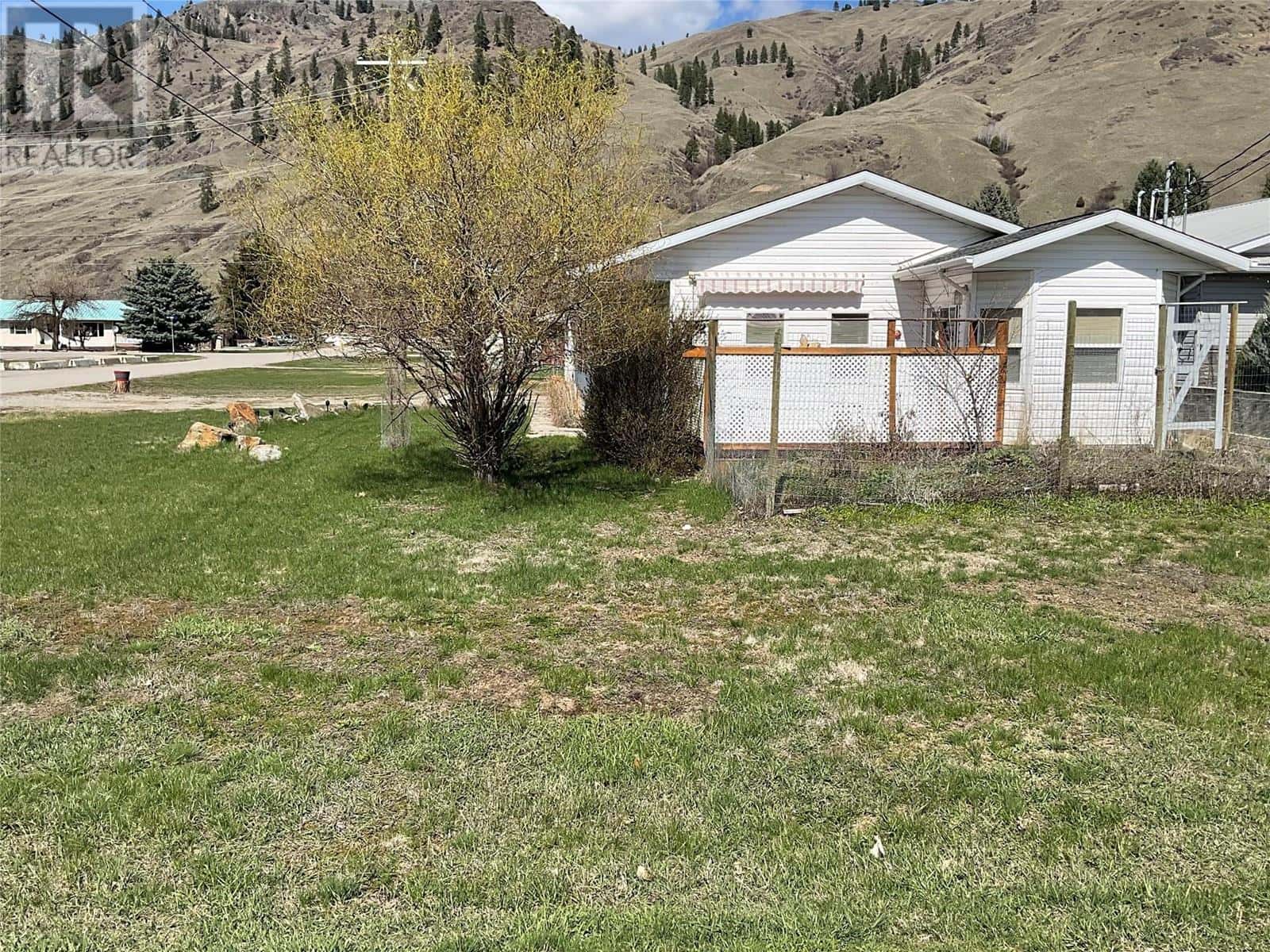 547 Eighth Avenue — Midway, British Columbia - Photo 4 of 33