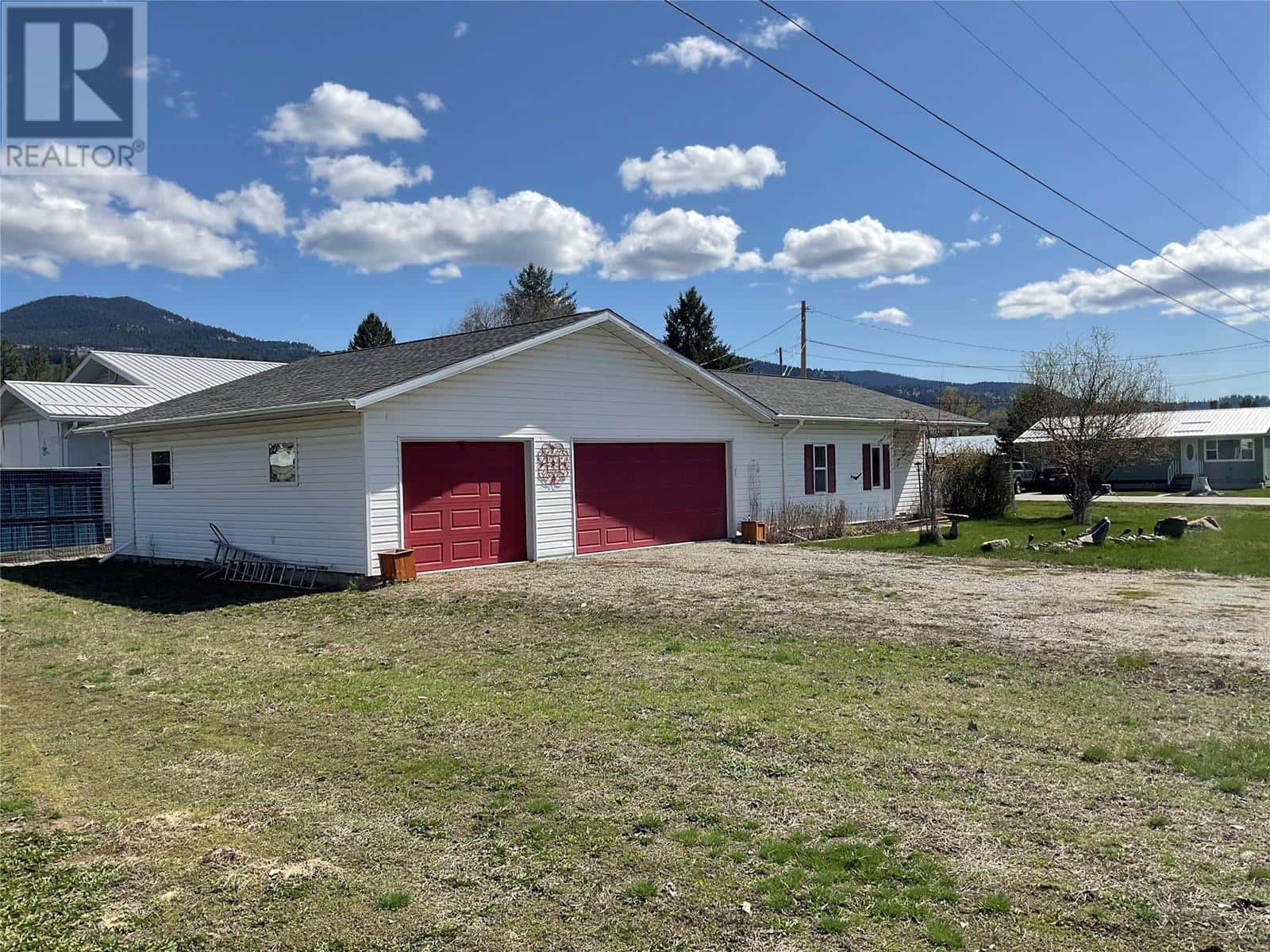 547 Eighth Avenue — Midway, British Columbia - Photo 2 of 33