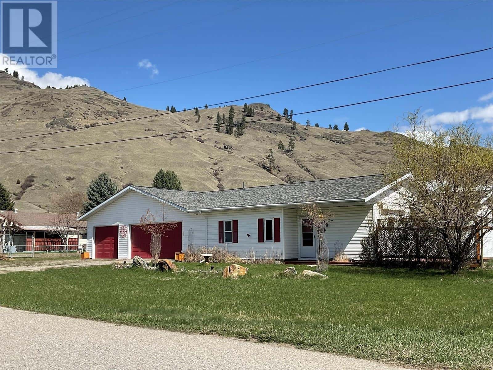 547 Eighth Avenue — Midway, British Columbia - Photo 3 of 33