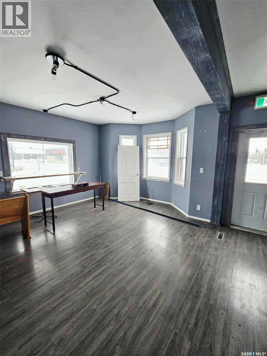 702 Main STREET — Broadview, Saskatchewan - Photo 4 of 43