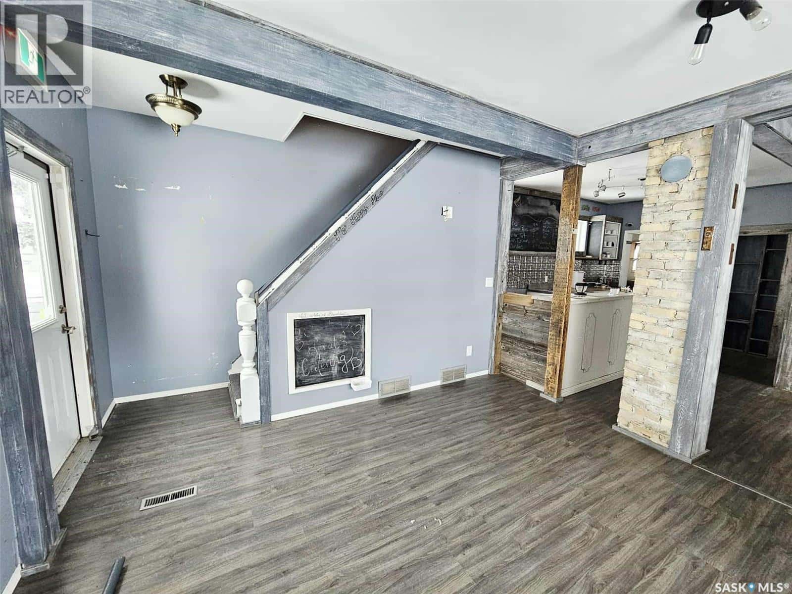 702 Main STREET — Broadview, Saskatchewan - Photo 3 of 43