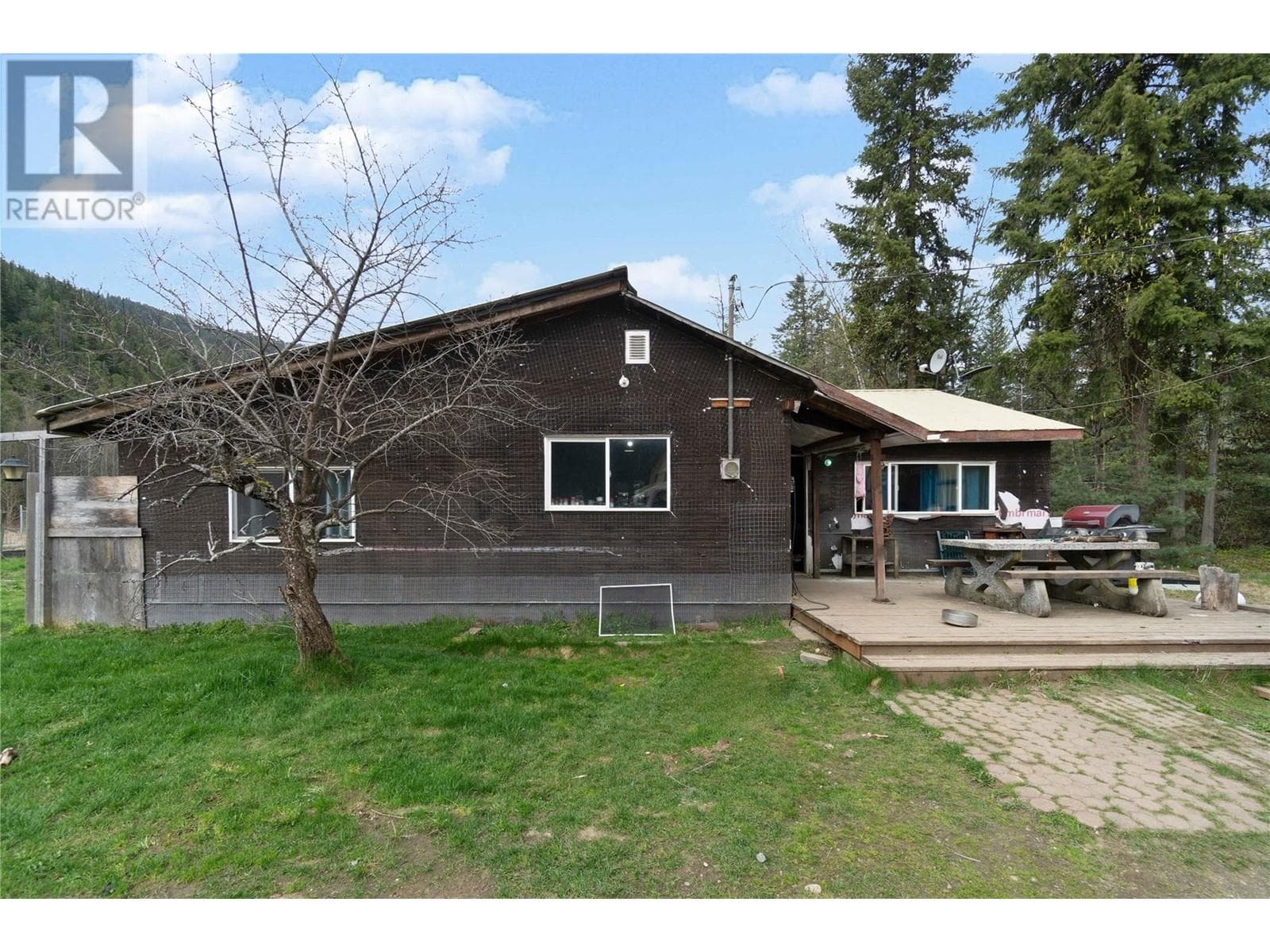 3354 Oxbow Frontage Road — Malakwa, British Columbia - Main photo