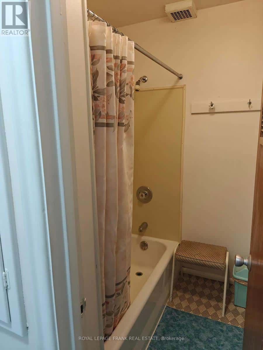 ROOM #4 - 374 CENTRAL PARK BOULEVARD S — Oshawa (Central), Ontario - Photo 5 of 17