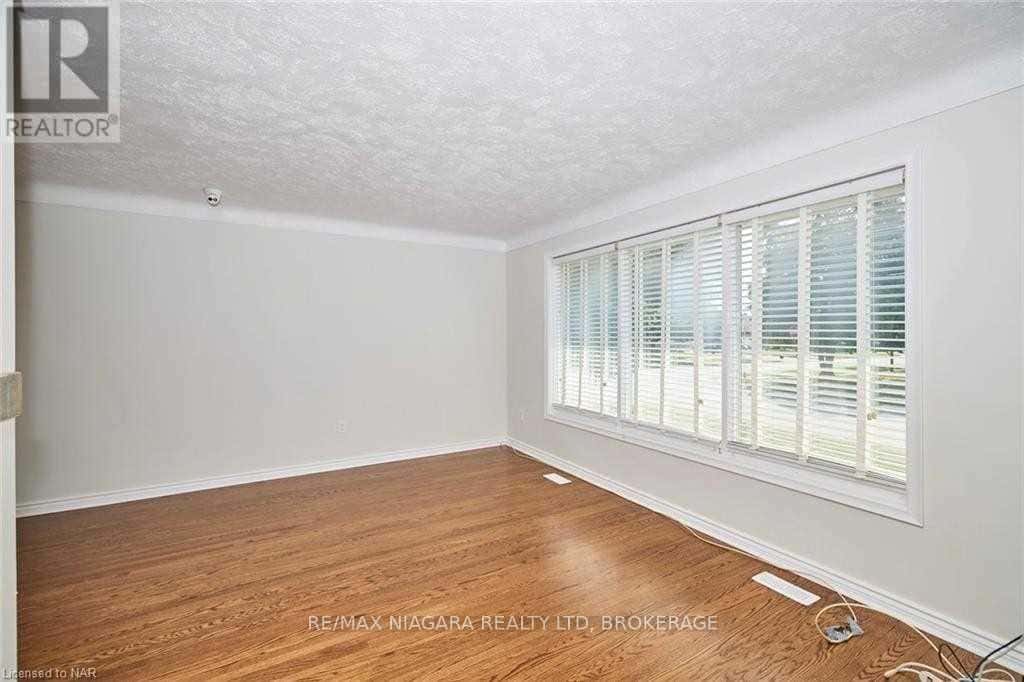 6933 HAGAR AVENUE — Niagara Falls (Arad/Fallsview), Ontario - Photo 4 of 26