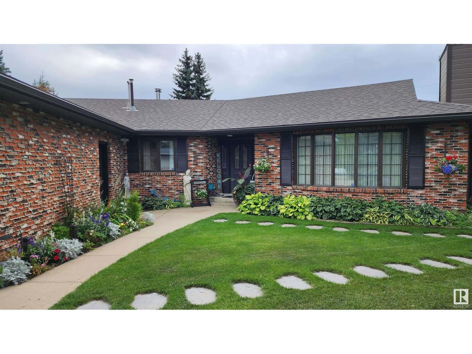 5307 Ravine DR — Elk Point, Alberta - Photo 2 of 68