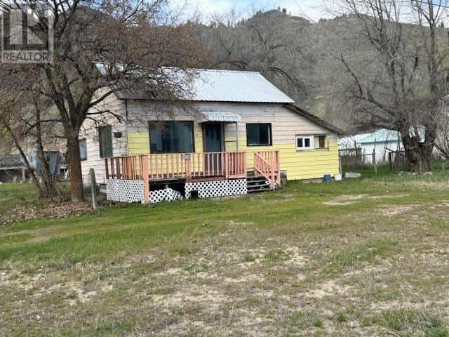 693 NINTH Avenue — Midway, British Columbia - Photo 2 of 6