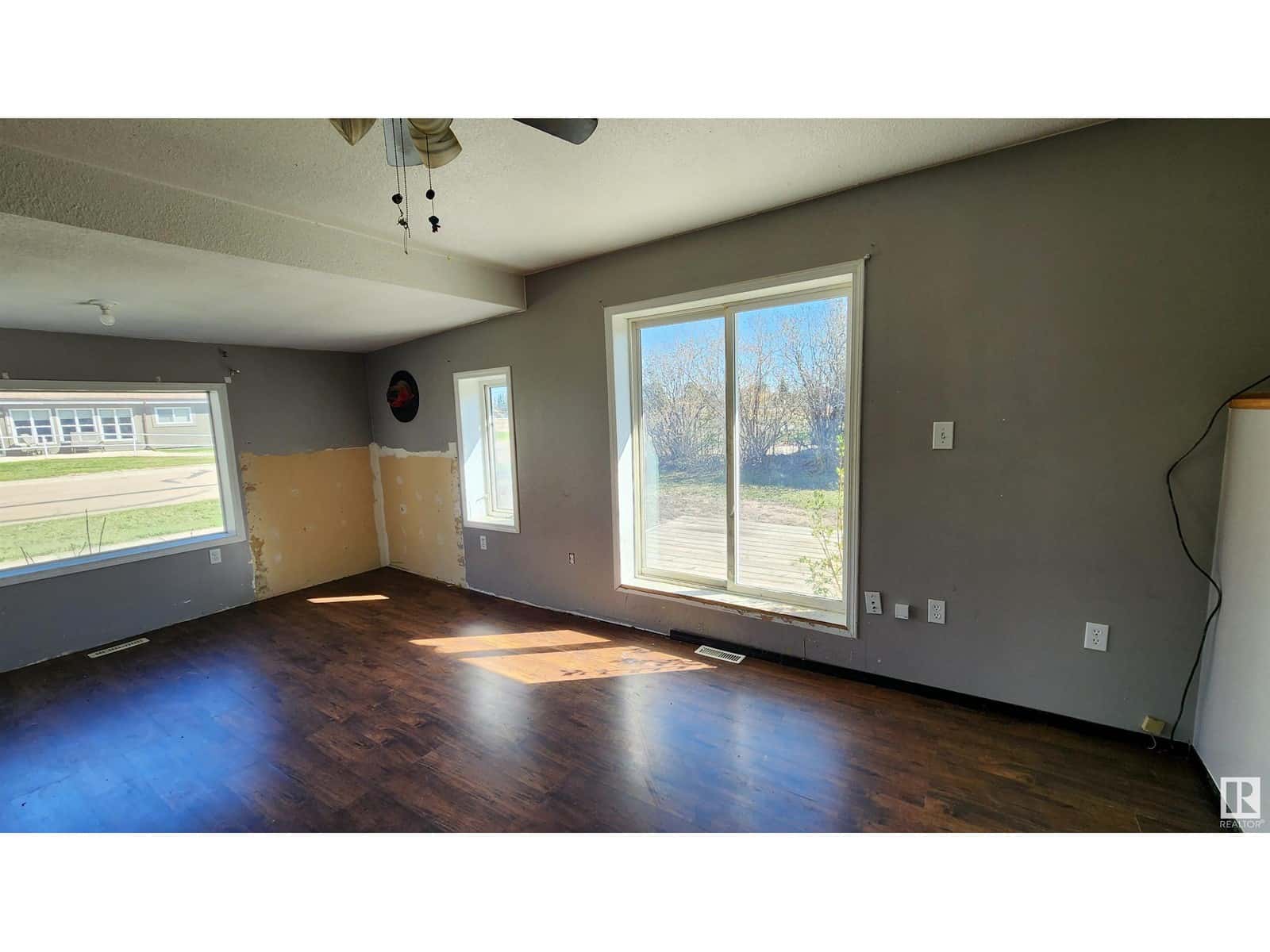 5012 51 ST — Mannville, Alberta - Photo 5 of 29