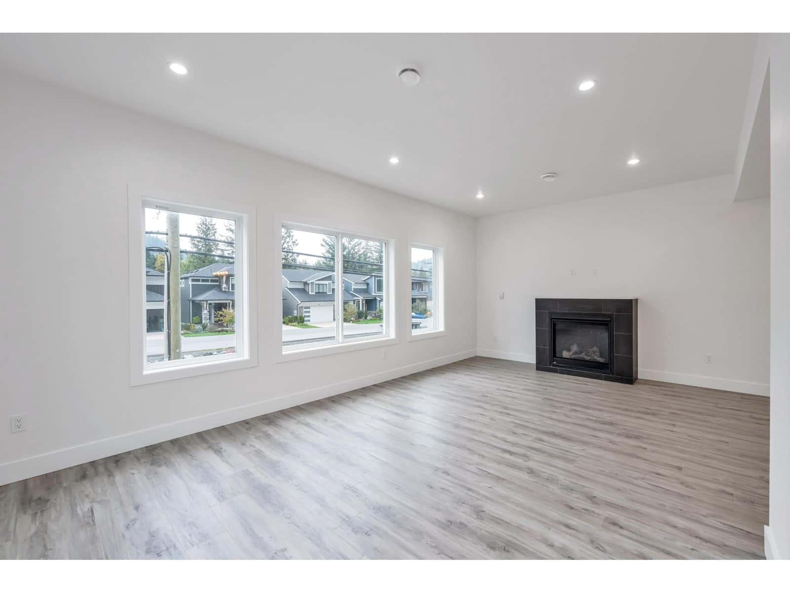 34 750 HOT SPRINGS ROAD STREET, Harrison Hot Springs — Harrison Hot Springs, British Columbia - Photo 2 of 27