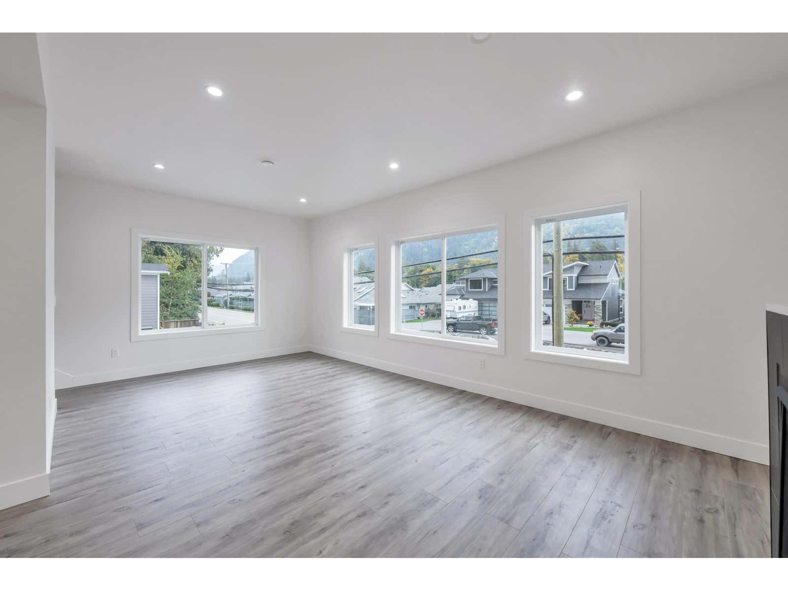 34 750 HOT SPRINGS ROAD STREET, Harrison Hot Springs — Harrison Hot Springs, British Columbia - Photo 3 of 27