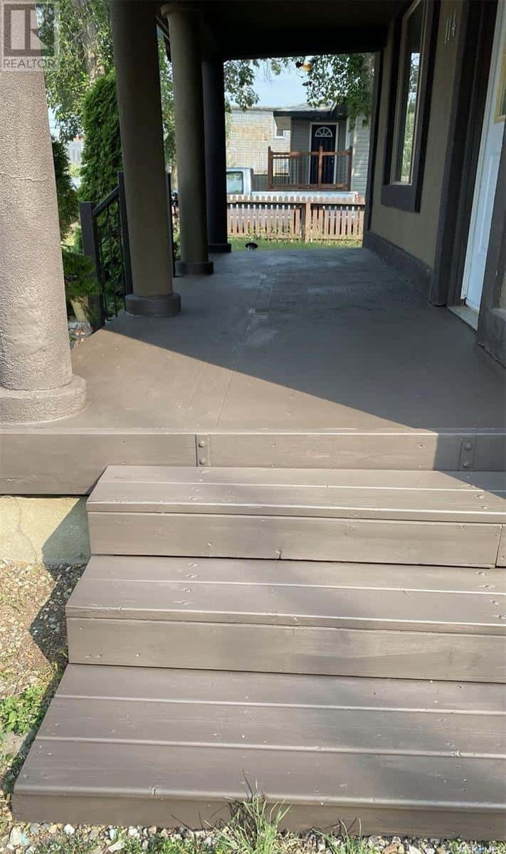 114 2ND AVENUE W — Biggar, Saskatchewan - Photo 2 of 31