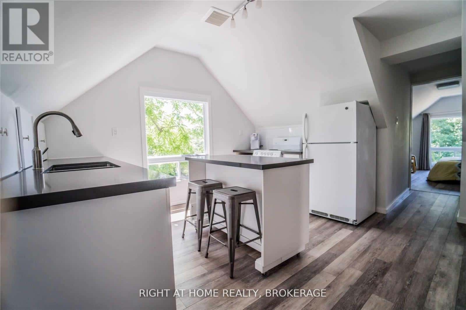 LOFT - 164 TRAFALGAR ROAD — Oakville (OO Old Oakville), Ontario - Photo 4 of 20