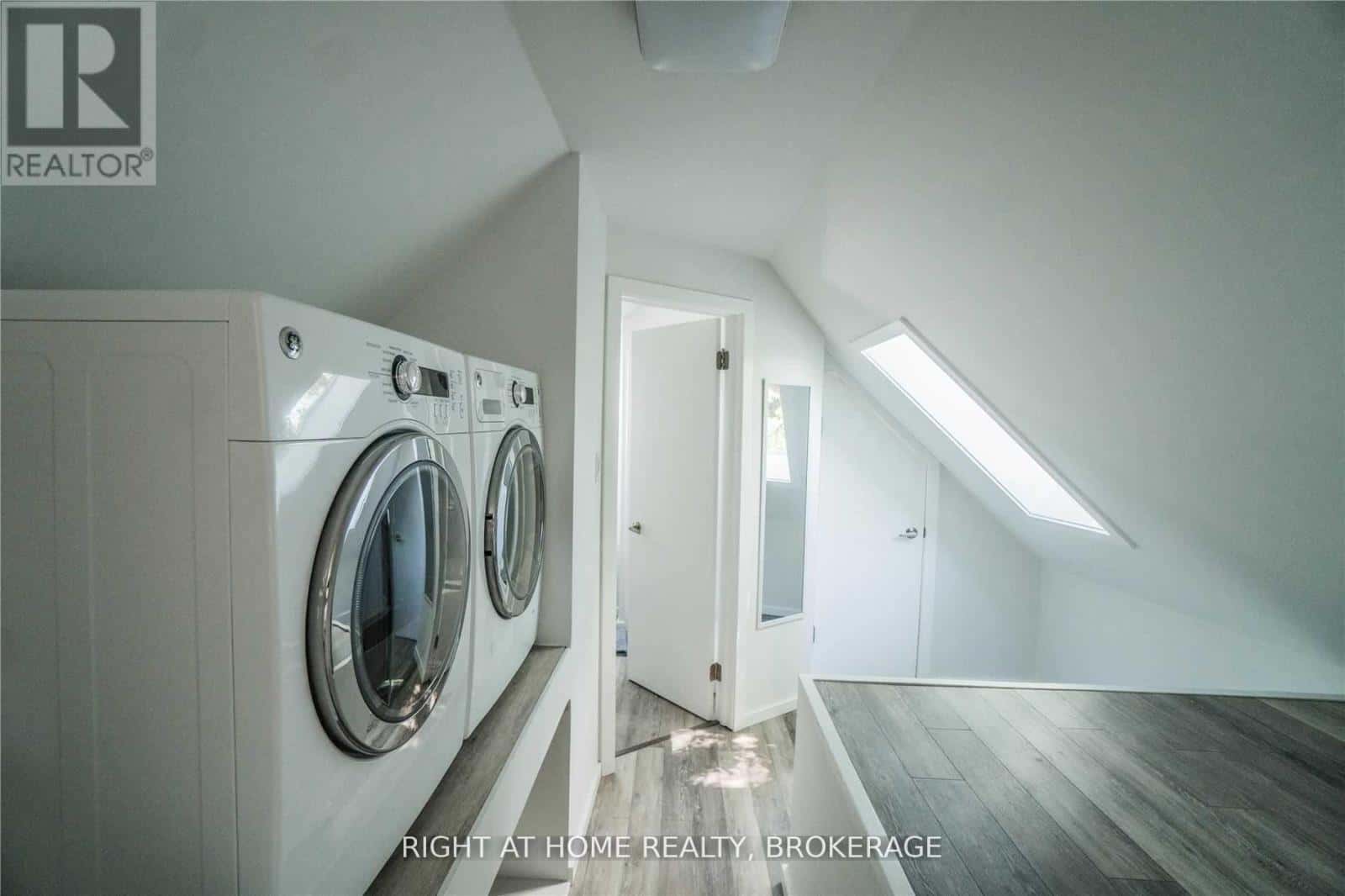 LOFT - 164 TRAFALGAR ROAD — Oakville (OO Old Oakville), Ontario - Photo 3 of 20